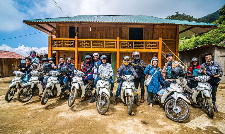 Đoàn phượt thủ sử dụng xe máy của MOTOGO trong chuyến hành trình của họ.